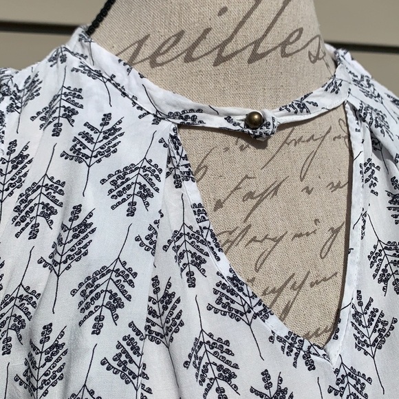 Ocean DRIVE Off White/Navy Sleeveless Top - Picture 8 of 10